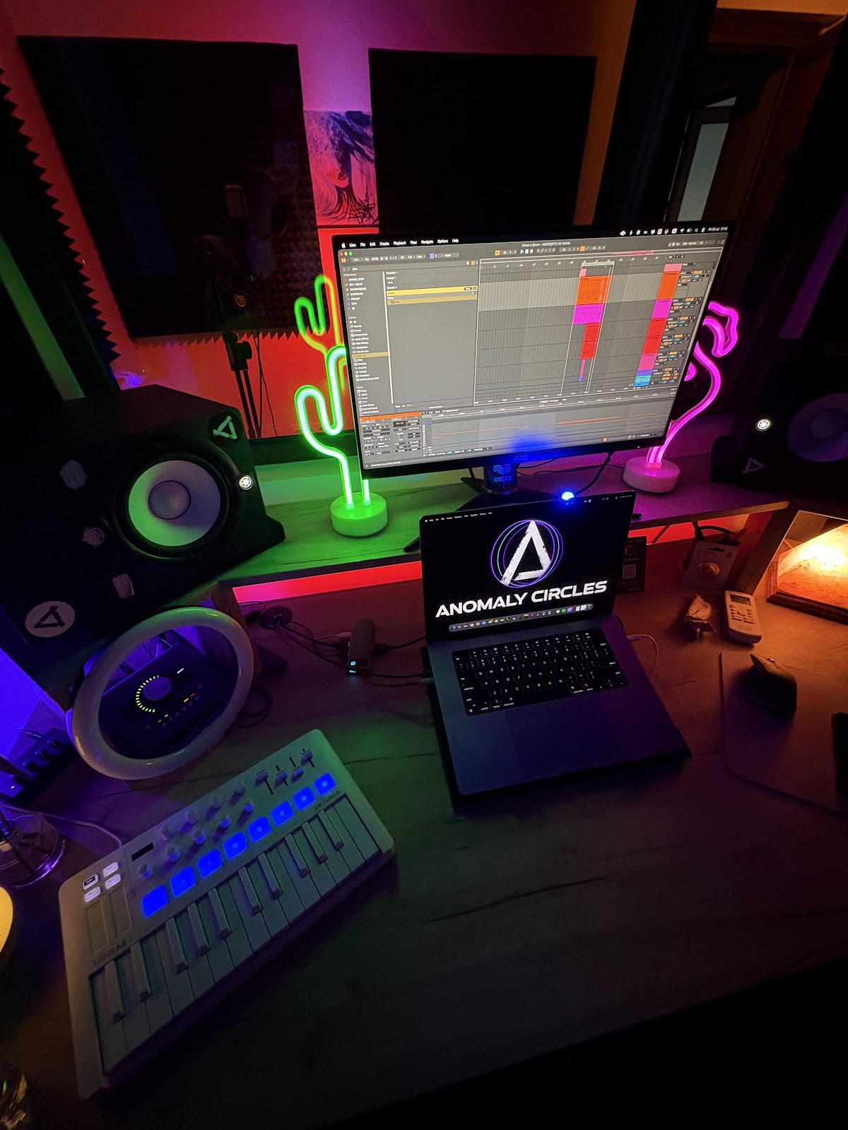 Студиото с неоновото осветление и Ableton Live на екрана
